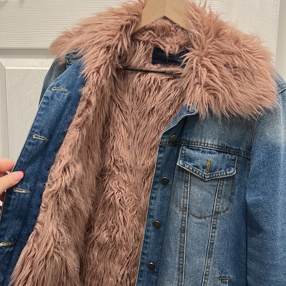 Denim jacket with pink fur on the inside. Size extra small runs a bit big - Picture 2 of 2